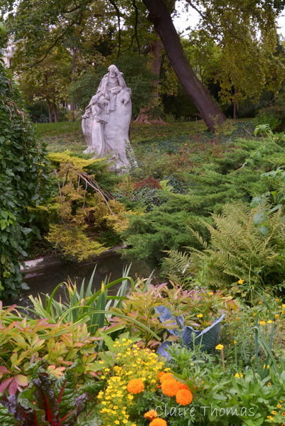 Paris Parc Monceau statue